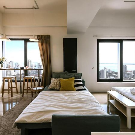 Muji Studio 2 - Seaview At 218 Tropicana Near Komtar Food Heaven With Netflix & Tv Box Джорджтаун Экстерьер фото